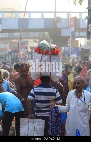 La gente del luogo al mercato dei fiori di Mullik Ghat presto la mattina Foto Stock