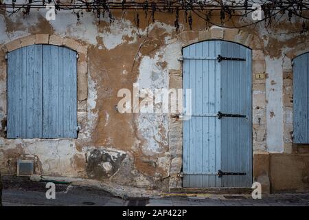 Vecchia facciata e ingresso ad una casa menerbe, provenza, sud della Francia Foto Stock