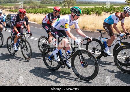 Irish road champion Sam Bennett (IRE) dall'Duceuninck-Quick-fase (BEL) Team (numero 51 centro) sul suo modo di vincere la fase 1 del 2020 Tour Down Foto Stock