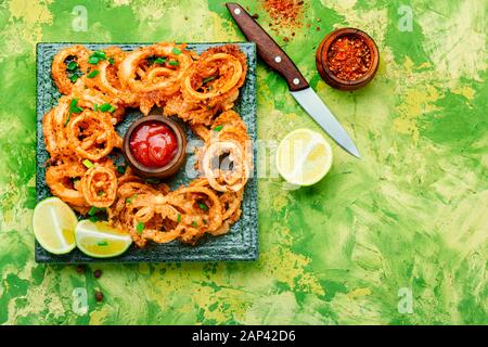 Croccante anelli di calamari fritti in pastella Foto Stock