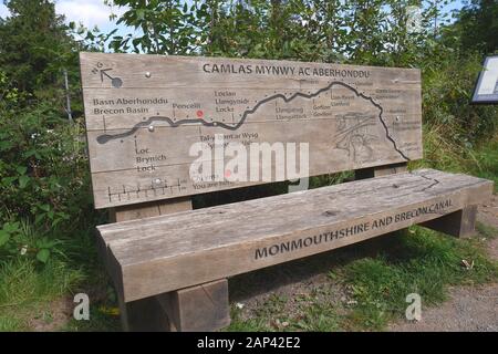 Panchina con una mappa del canale sul sentiero della Brecon e Monmouthshire Canal, Talybont su Usk, Powys, Galles, Regno Unito Foto Stock