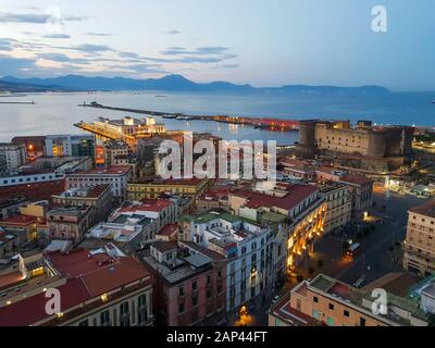 Bella vista aerea di Napoli e Mediterraneo con luci della città durante la mattina, Italia Foto Stock