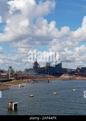 La trafficata Ijmuiden acciaierie situate sul lato nord del Mare del Nord Canal, proprio dietro la spiaggia e il Mare del Nord. Foto Stock