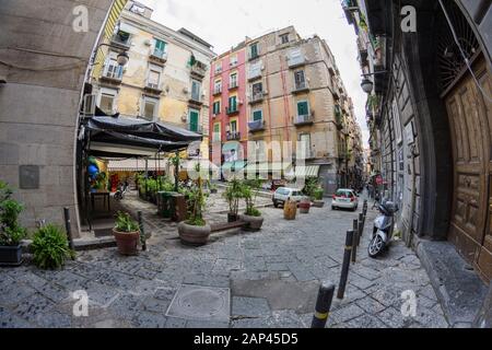 а piccola piazza tra le strette stradine del centro di Napoli con negozi e ristoranti. Foto Stock