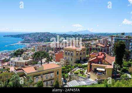 Veduta aerea dalla cima della collina sopra Napoli, Italia. Vista sul centro storico di Napoli da Castel Sant'Elmo. Giornata di primavera soleggiata. Foto Stock