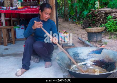 Cambogiana donna cucina un villaggio vicino Siem Reap Cambogia Foto Stock