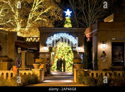 Tlaquepaque Arts and Shopping Village a Sedona, Arizona a Christmastime. Albero di Natale a Tlaquepaque a Sedona, Arizona. Foto Stock