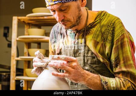 Potter artista finitura opere su nuova mano fatta tazza, concetto di piccola arte di affari, poco profondo debito di campo Foto Stock