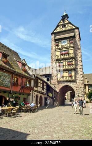 Rue General De Gaulle, Riquewihr, Francia Foto Stock