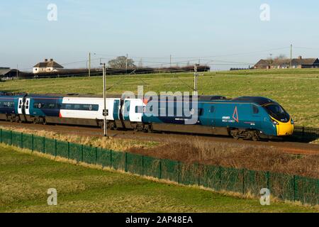 Avanti West Coast treno pendolino sulla linea principale della costa occidentale, Northamptonshire, Regno Unito Foto Stock