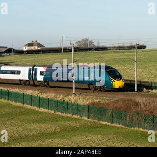 Avanti West Coast treno pendolino sulla linea principale della costa occidentale, Northamptonshire, Regno Unito Foto Stock