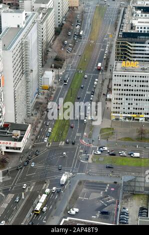 14 gennaio 2020, Berlin: vista dalla torre della televisione a Berlin Alexanderplatz in direzione nord per Karl-Liebknecht-Straße all'incrocio Dircksenstraße (m). Foto: Jens Kalaene/dpa-Zentralbild/ZB Foto Stock