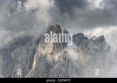 Bizzarre cime montuose con nuvole drammatiche, Cimon di Croda liscia e Cadini Group, Dolomiti Sexten, Belluno, Italia Foto Stock