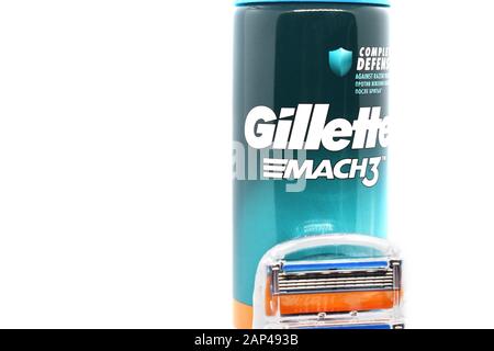 Ucraina, Kremenchug - Gennaio, 2020: Gel Per Rasatura Gillette su sfondo bianco. Gillette è un marchio americano di rasoi di sicurezza e di altra cura personale Foto Stock