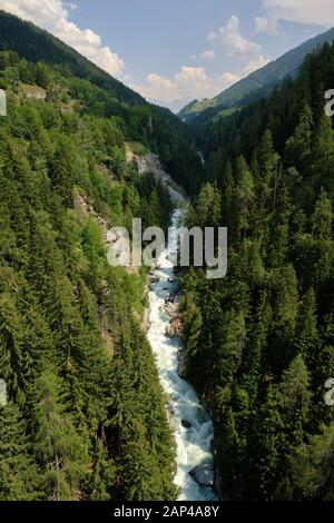 La vista dal ponte Goms sulla giovane valle del Rodano in Vallese nelle Alpi svizzere vicino ai villaggi di Fürgangen e Mühlebach, Svizzera Foto Stock