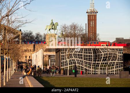 Il ristorante dita appiccicose di fronte all'hotel Hyatt Regency sulle rive del fiume Reno nel quartiere Deutz, statua equestre al Hohe Foto Stock