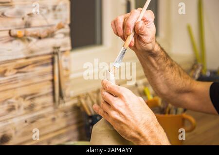 Potter artista finitura opere su nuova mano fatta tazza, concetto di piccola arte di affari, poco profondo debito di campo Foto Stock