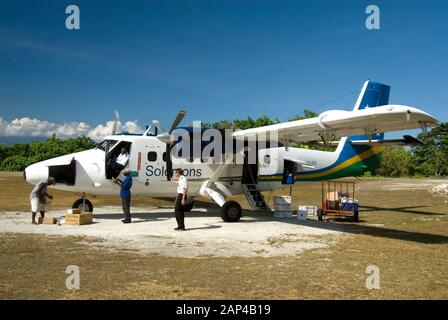 Solomon Airlines Twin Otter a Gizo pista di atterraggio per aerei, provincia occidentale, Isole Salomone Foto Stock