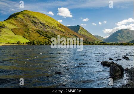 Guardando attraverso il Brotherswater nel Lake District National Park in Cumbria. Un paesaggio non tipico del Lake District, Foto Stock