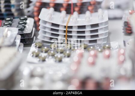 Uso di altri medicinali Molti farmaci farmaci e medicine ordinate in blister Foto Stock