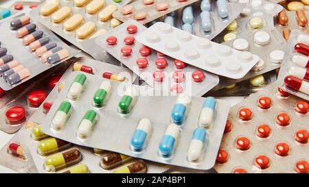 Molte colorate pastiglie e medicinali in confezioni blister su una pila  Foto stock - Alamy