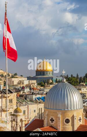 Cupola della roccia nella città vecchia di Gerusalemme dal tetto dell'ospedale austriaco Foto Stock