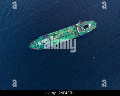 Oil Chemical Tanker vele blu del mare di nebbia. Antenna vista superiore Foto Stock
