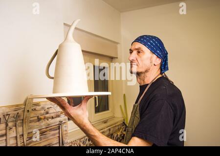 Potter artista finitura opere su nuova mano fatta tazza, concetto di piccola arte di affari, poco profondo debito di campo Foto Stock