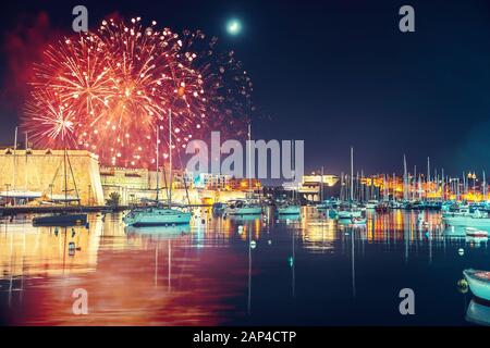 Malta Valletta notte Festival dei fuochi d'artificio. Concetto di viaggio Foto Stock