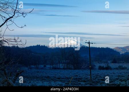 Una neve coperta ben Lomond, visto da Aberfoyle, Trossachs, Stirlingshire, Scozia Foto Stock