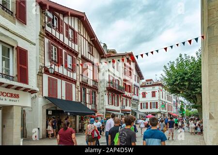 Turisti in visita a Saint Jean de Luz, Pirenei Atlantici Foto Stock