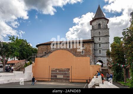 Campo da gioco basco palla (pilota in basco e catalano, pelota in castigliano e pelote in francese). Sport originario dei Paesi Baschi.Ainhoa, Francia Foto Stock