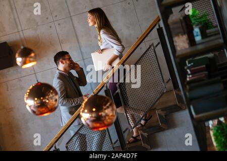 Busy business collega le persone che lavorano in ufficio Foto Stock