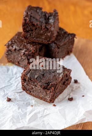 primo piano brownie di cioccolato vegano a base di piante verticali realizzate con patate dolci fuoco selettivo per spazio di copia Foto Stock