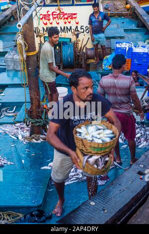 Pescatori indiani che lavorano a Sassoon Docks in Mumbai India Foto Stock