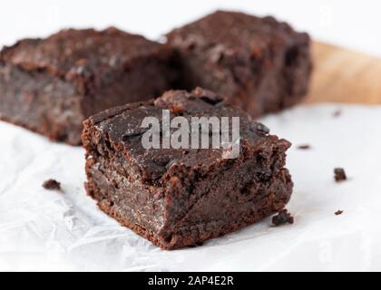 primo piano brownies di cioccolato vegano a base di piante fatte da patate dolci fuoco selettivo per spazio di copia Foto Stock