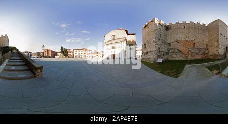 Visualizzazione panoramica a 360 gradi di Piazza delle Carceri a Prato con il Castello medievale di Federico II, il Sacro Romano Impero e la chiesa di S.Maria delle Carceri.