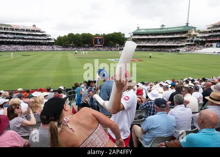 La seconda prova SA contro Inghilterra a Newlands, l'esercito dei barmy e un terreno pieno in questa bella posizione per il cricket di prova nel 2020. Foto Stock