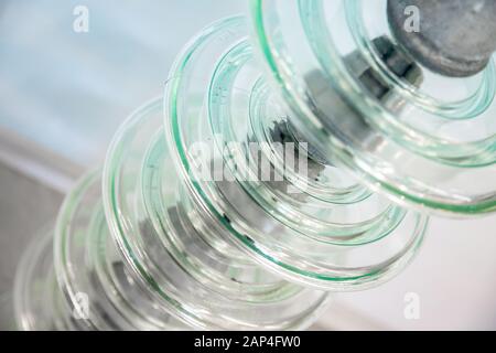 Linea di alimentazione isolatore realizzato di vetro elettrico industriale concept Foto Stock
