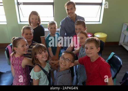 Gruppo di ragazzi delle scuole elementari seduti in cerchio Foto Stock