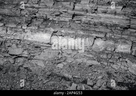 Sezione geologica del suolo, strati di carbone e roccia. Overfara aperto miniera antracite. Colore nero scuro Foto Stock