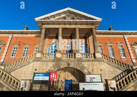Ipswich Custom House, vista della vecchia Custom House (1844) situata nella zona lungomare di Ipswich, Suffolk, East Anglia, Regno Unito. Foto Stock