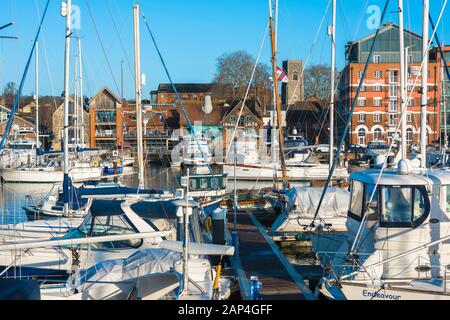 Lungomare di Ipswich, vista sul porto turistico verso bar e proprietà residenziale lungo Wherry Quay nella zona lungomare di Ipswich, Suffolk, Regno Unito. Foto Stock