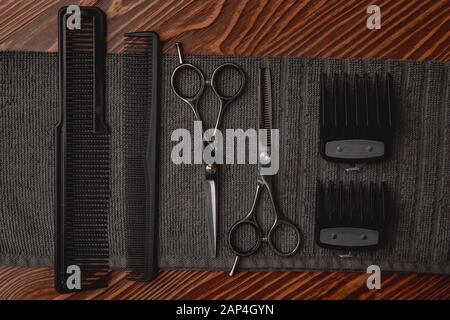 Parrucchiere barbiere negozio di attrezzi su vecchio sfondo di legno, copia spazio Foto Stock