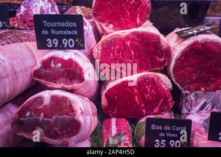 Display rosso di carni bovine sul display in un tradizionale francese Butcher Shop. Le etichette con i prezzi in euro. Foto Stock