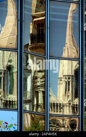 Riflessi di guglie neogotica della Chiesa o Eglise Saint Vincent de Paul (Les Réformés) (1855-86) in Windows di blocco Ufficio Marseille FRANCIA Foto Stock