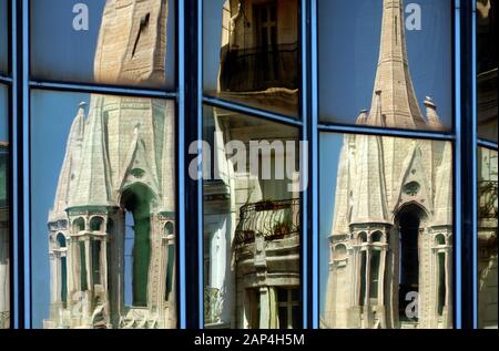 Riflessi di guglie neogotica della Chiesa o Eglise Saint Vincent de Paul (Les Réformés) (1855-86) in Windows di blocco Ufficio Marseille FRANCIA Foto Stock