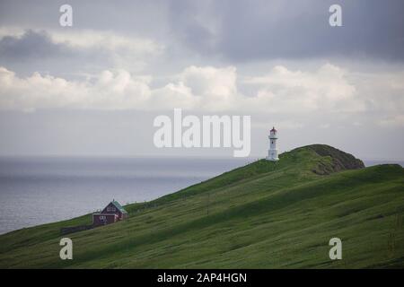 Faro Di Mykines, Isole Faroe. Vista nebbia del vecchio faro/ Foto Stock