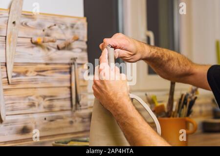 Potter artista finitura opere su nuova mano fatta tazza, concetto di piccola arte di affari, poco profondo debito di campo Foto Stock