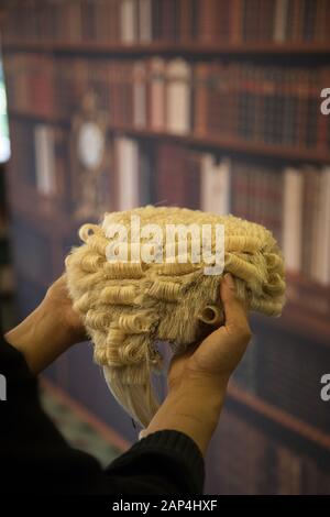 La parrucca trattenuto, indossata da alcuni giudici e avvocati in Inghilterra e nel Galles, noto anche come peruke. Questa foto è stata scattata a una cerimonia di consegna dei diplomi Foto Stock